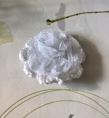 Broche blanche et dentelle 9,5 cm