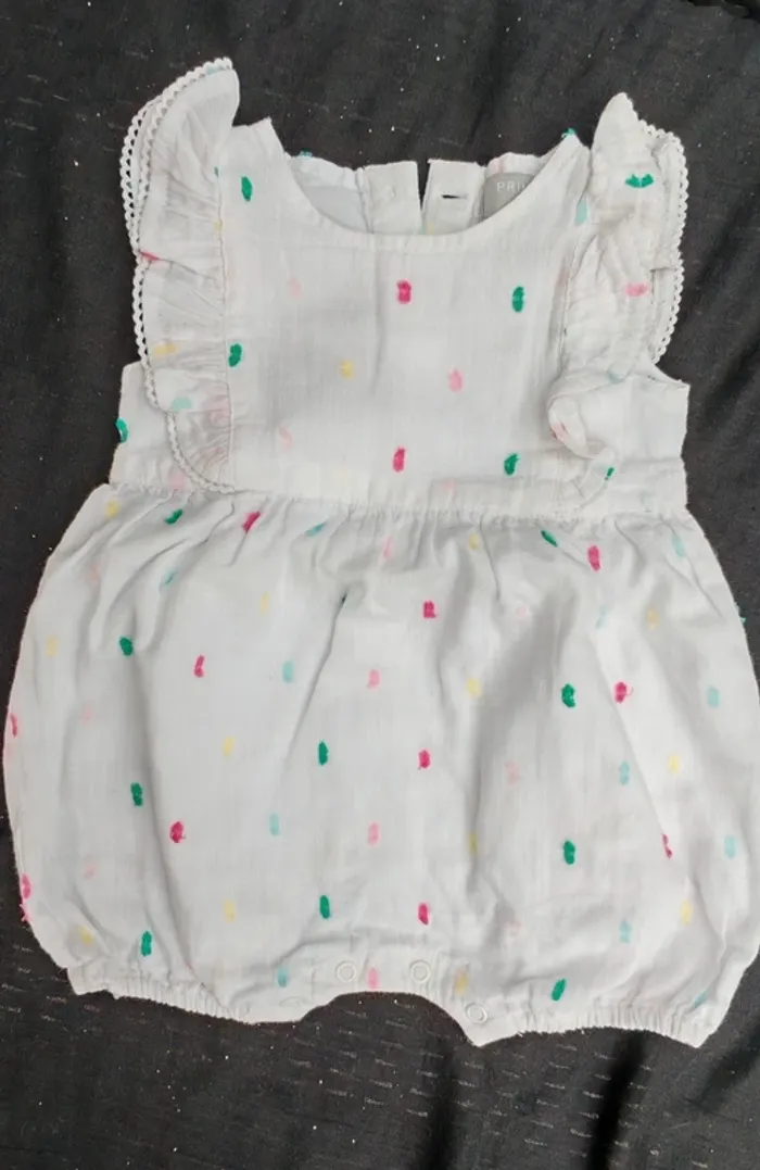 Barboteuse + chapeau bébé 3 mois Primark
Fille