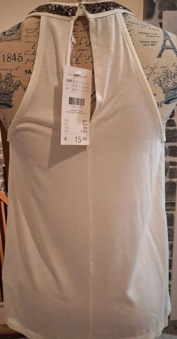 Débardeur blanc avec le tour de cou en strass brillant - photo numéro 3