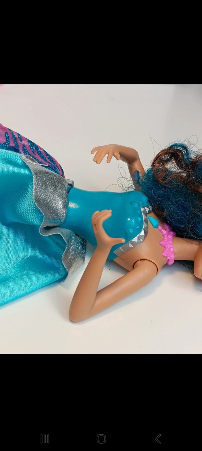 Poupée mattel barbie Rock N' Royals Erika fonctionne a piles 
Barbie chante fonctionne - photo numéro 6