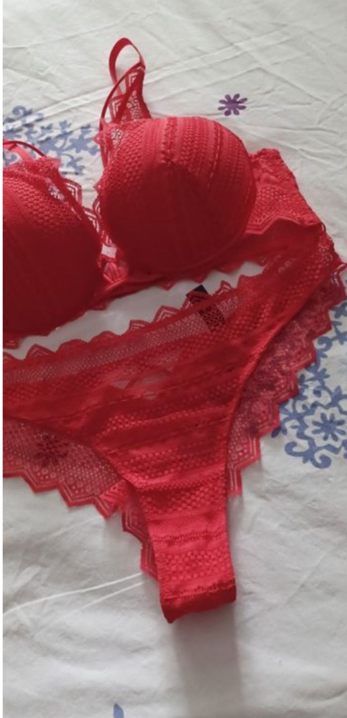 Très joli ensemble lingerie femme haut  95C Bas M - photo numéro 3
