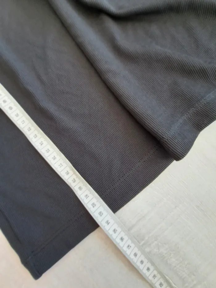 Robe noire H&M - taille XS - basique classique soirée - neuve étiquette - côtelée - décolleté en V - photo numéro 5