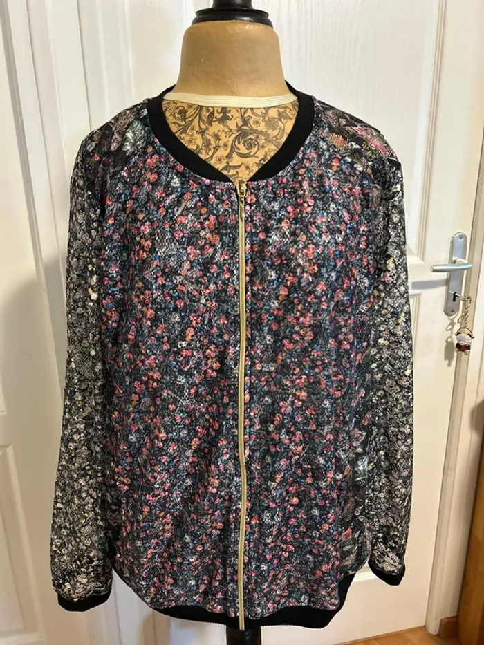 Veste en dentelle fleurie Ulla Popken 50-52 tres bon état