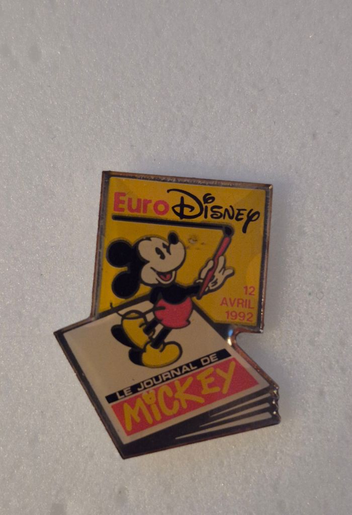 Pin's EuroDisney "Le journal de Mickey"