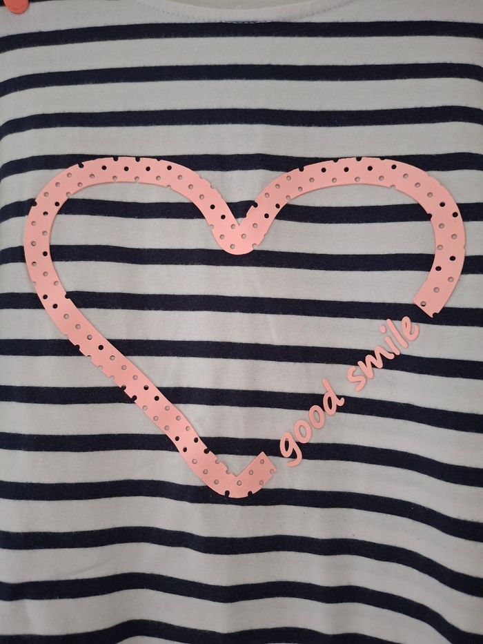 Tee-shirt rayé blanc et bleu marine avec un cœur rose 12 ans Okaïdi 
Très bon état ni trous ni tache - photo numéro 3