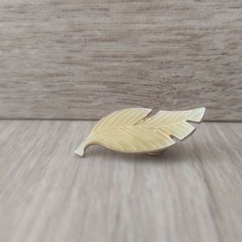 Pin's plume écru