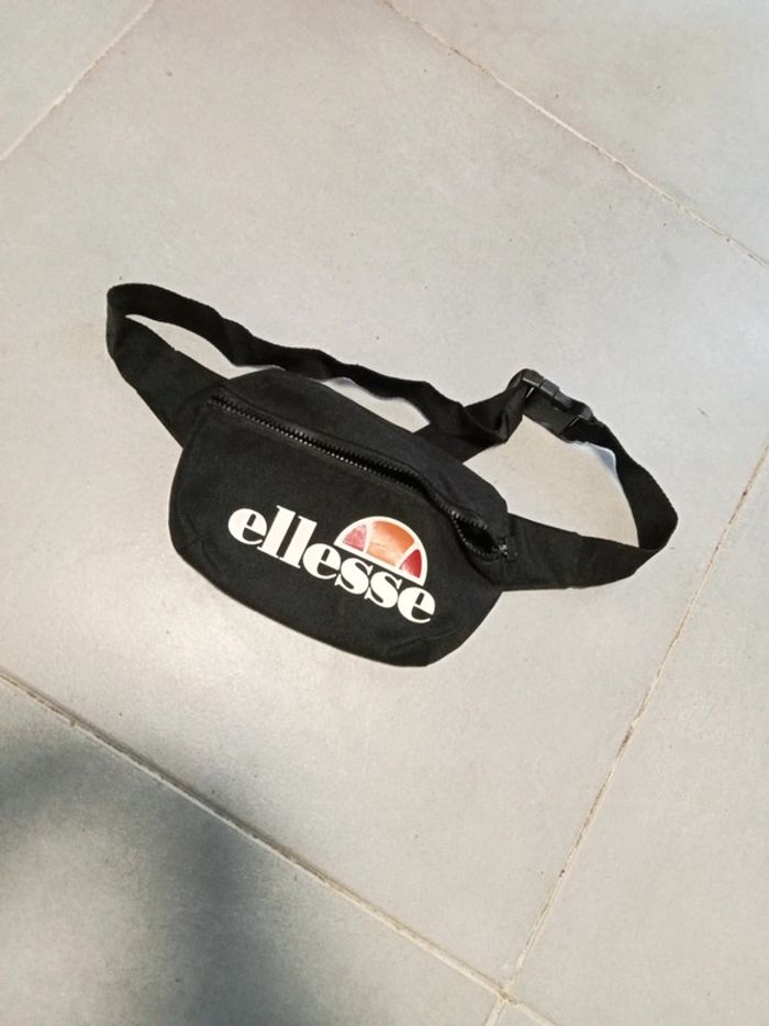 Saccoche banane ellesse