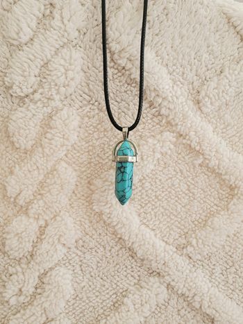 Collier avec un pendentif en forme de pierre turquoise