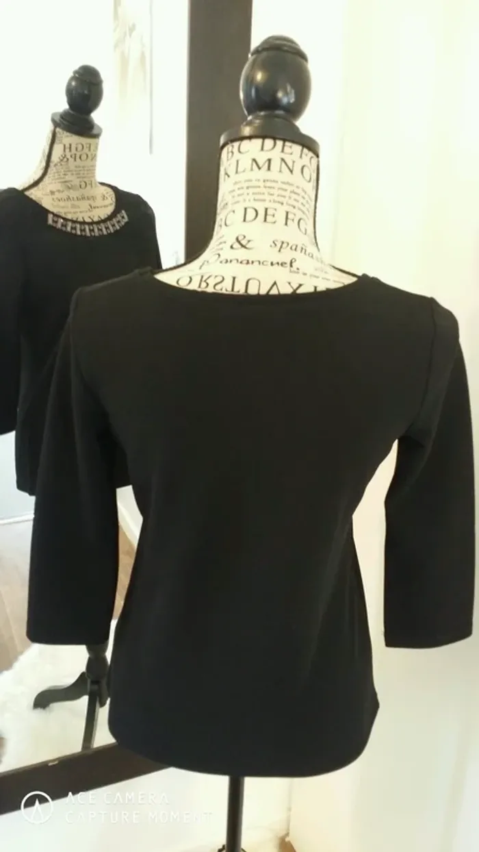 Blouse noire Camaïeu avec bijou cousu devant - photo numéro 4