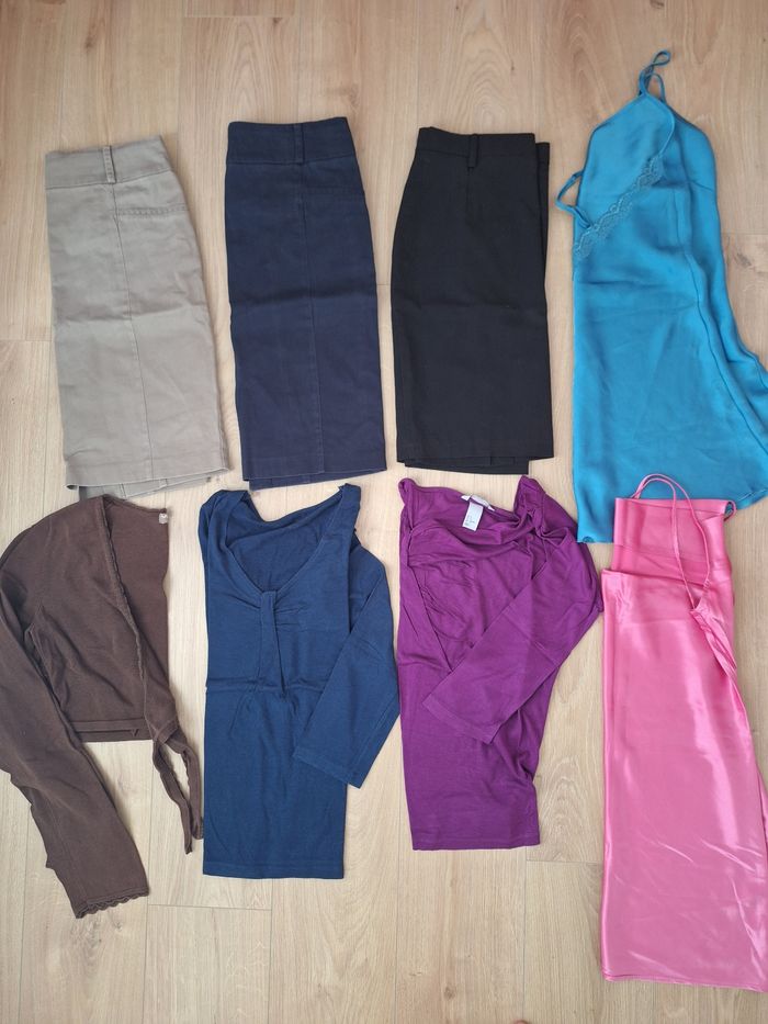 Lot 8 vêtements taille 38, 2 tee-shirts manches longues, 3 jupes, 1 boléro, 2 nuisettes satinées.
