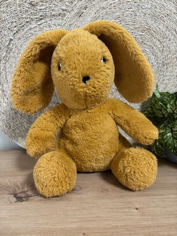 Doudou lapin marron moutarde assis dpam 