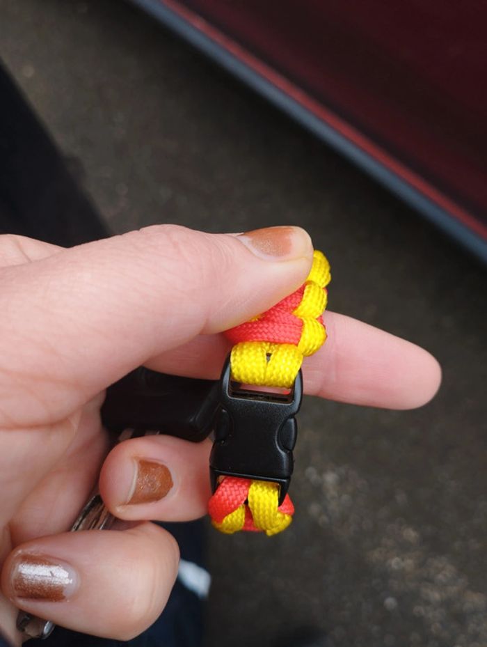 Bracelet femme jaune et rouge en paracorde - photo numéro 4