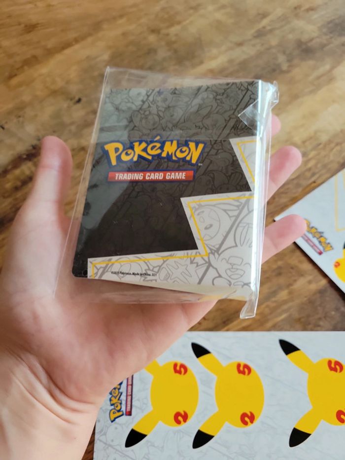 Lot pokémon 25th pikatchu mini classeur une carte et autocollant - photo numéro 5