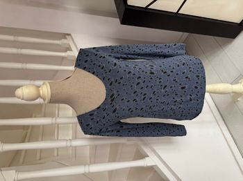 Pull fin Andromede Paris bleu à motifs léopards noirs