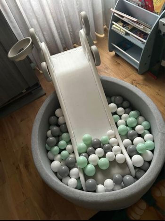 Piscine à balles + toboggan Beebs