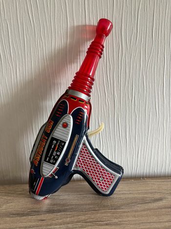 metal toy ancien vintage jouet en tôle de astroray gun , pistolet à étincelles et bruit , mtu korea
