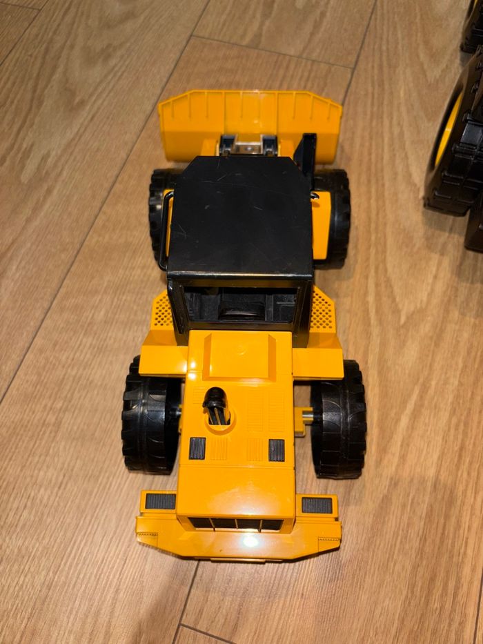 Camion Cat benne en acier et tracteur - photo numéro 5