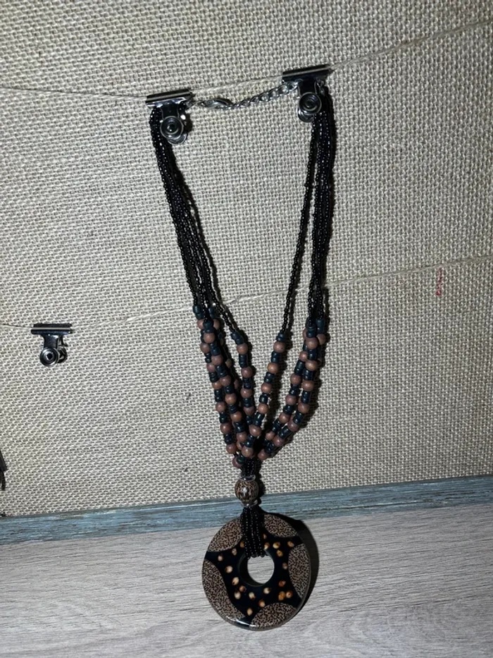 Collier en bois vintage
