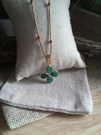 Collier pendentif en pierres naturelles d'émeraude