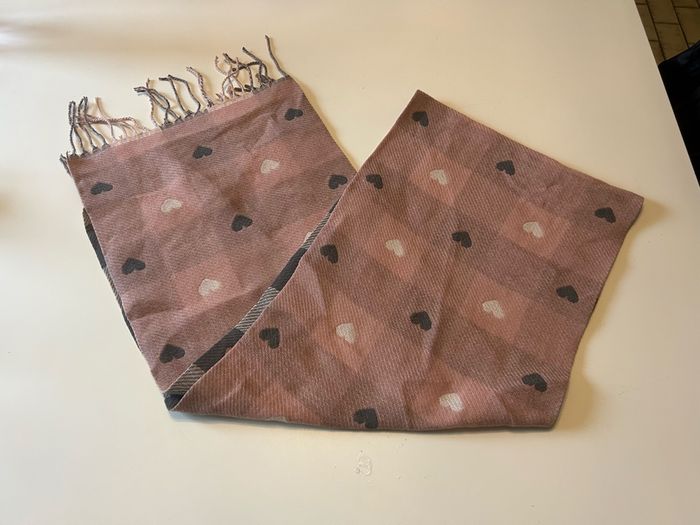 Belle écharpe pour femme couleurs rose, gris et beige motifs cœurs - photo numéro 4