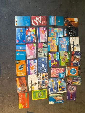 Une collection de cartes de cabine téléphonique 