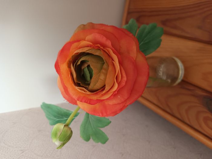 Fleur renoncule artificielle dans un vase - photo numéro 5