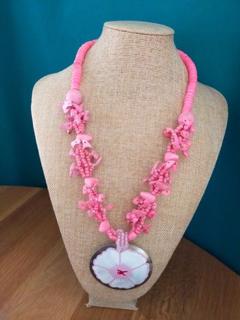 Collier ethnique rose vif en perles naturelles + grand pendentif floral nacré