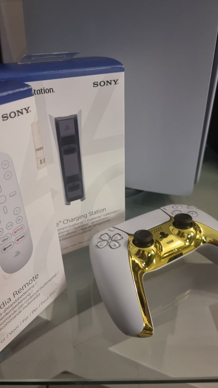 PS5 + Télécommande Média + Station de charge DualSense - photo numéro 3