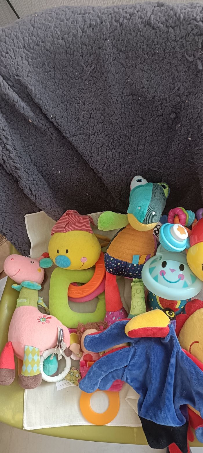Lot jouets bébés