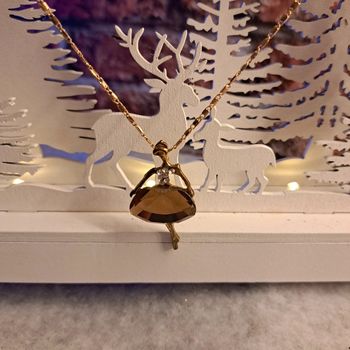 Collier avec pendentif danseuse strass