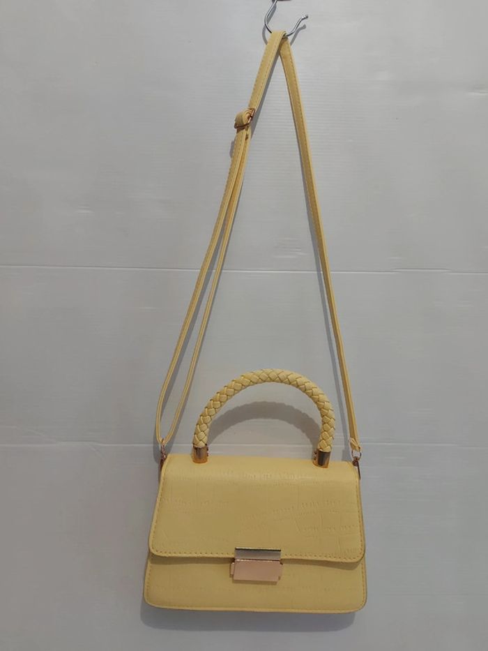Sac à main jaune clair très peu servi dimensions en photos