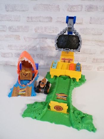 Circuits Hot Wheels - Bateau requin et arène Monster Trucks  (J6)