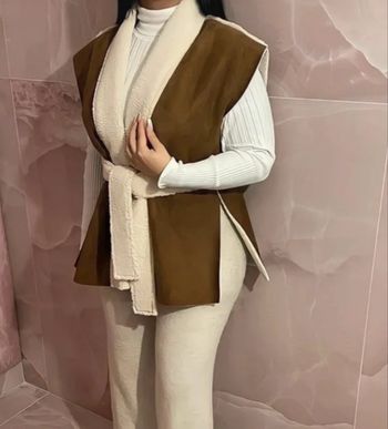 Veste sans manches sherpa retournée camel – taille unique – très bon état