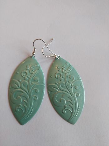 Jolies boucles d'oreilles pendantes vertes