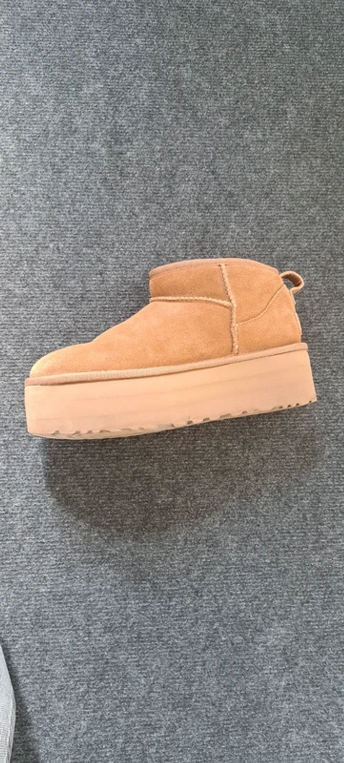UGG schoen  taille 40 - photo numéro 2