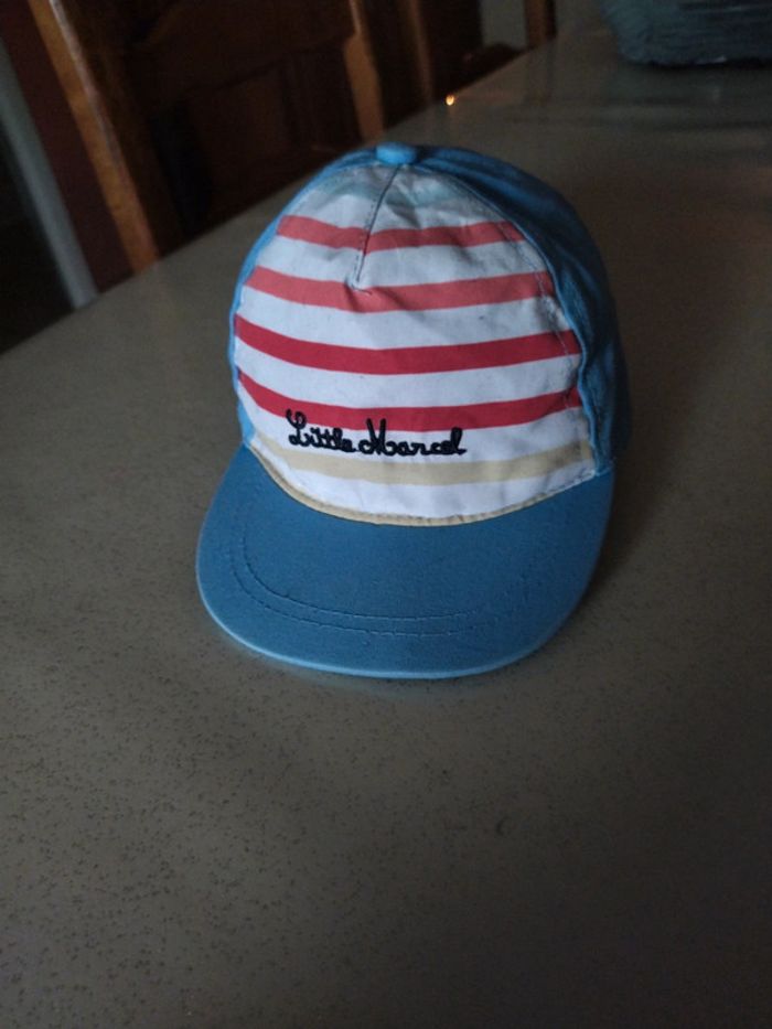 Casquette Little Marcel bébé 42 cm sans compter les scratchs qui eux font 7 cm