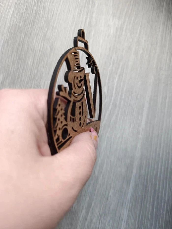 Boule de Noël en bois avec prénom et initiale - photo numéro 4