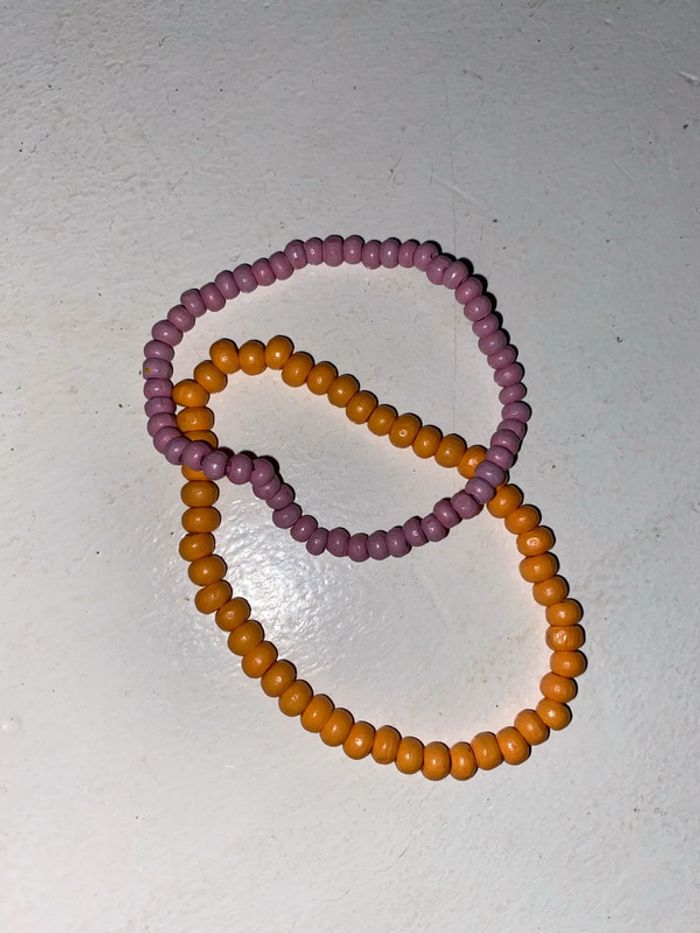 Deux bracelets perles orange et lila avec élastiques très bon état - photo numéro 2