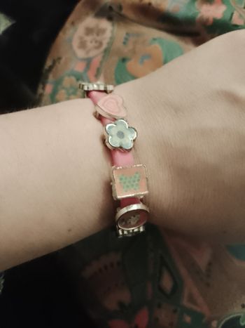 bracelet en plastique rose et métal argenté.