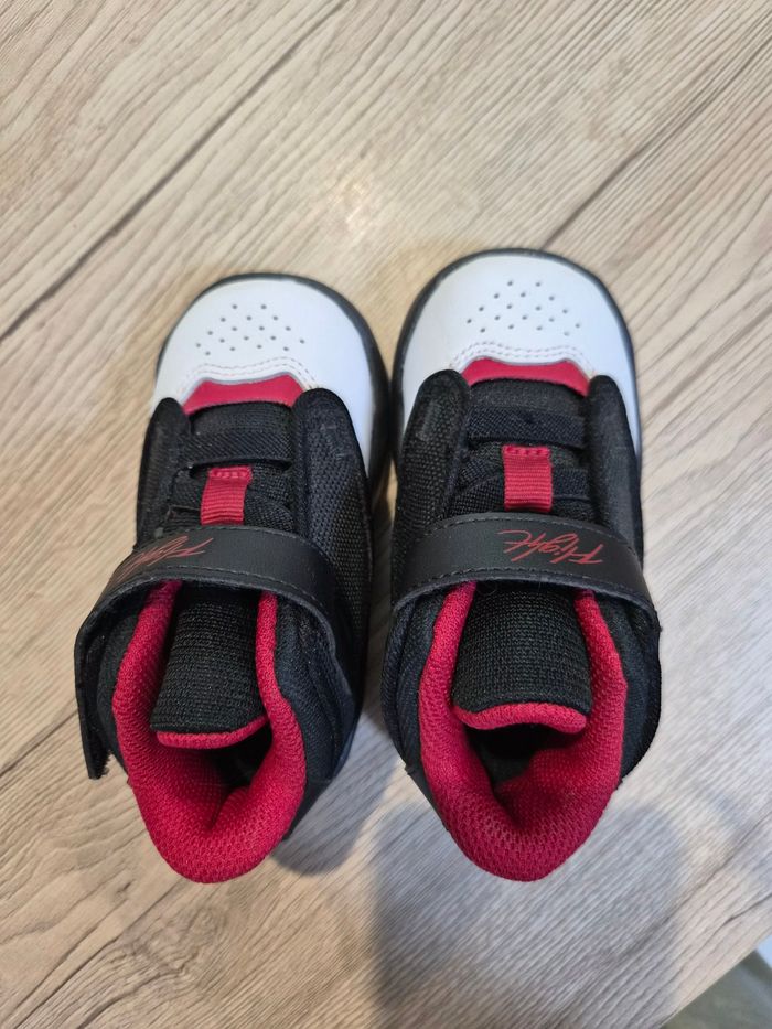 Baskets Jordan montantes noir blanche et rouge, pointure 22 - photo numéro 6