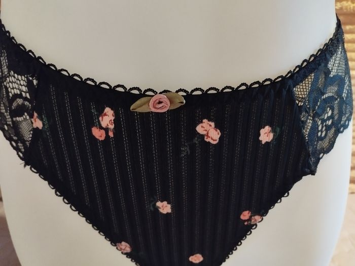 Ensemble sous vêtements noir petite fleur - photo numéro 6