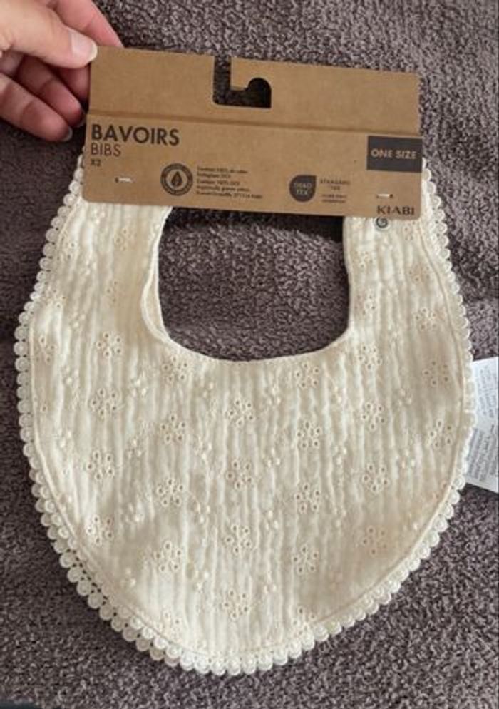 Lot de deux bavoirs neuf