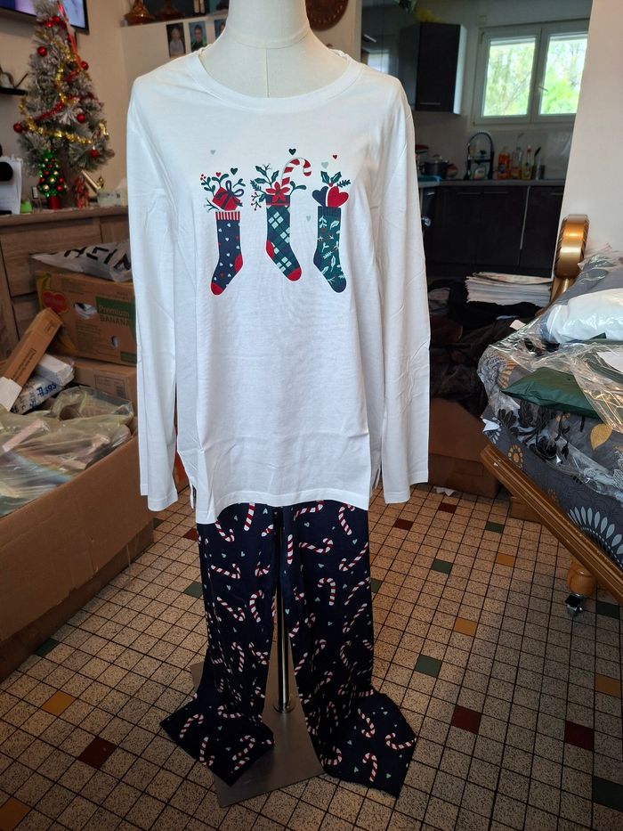 Pyjama de noel en maille jersey pur taille 40 femme neuf marque damart 
100%coton 
Prix 15 euro