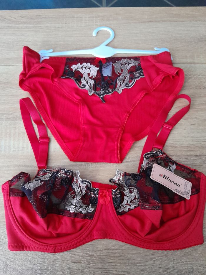 soutien gorge dentelle rouge noire doré 100D + culotte XL