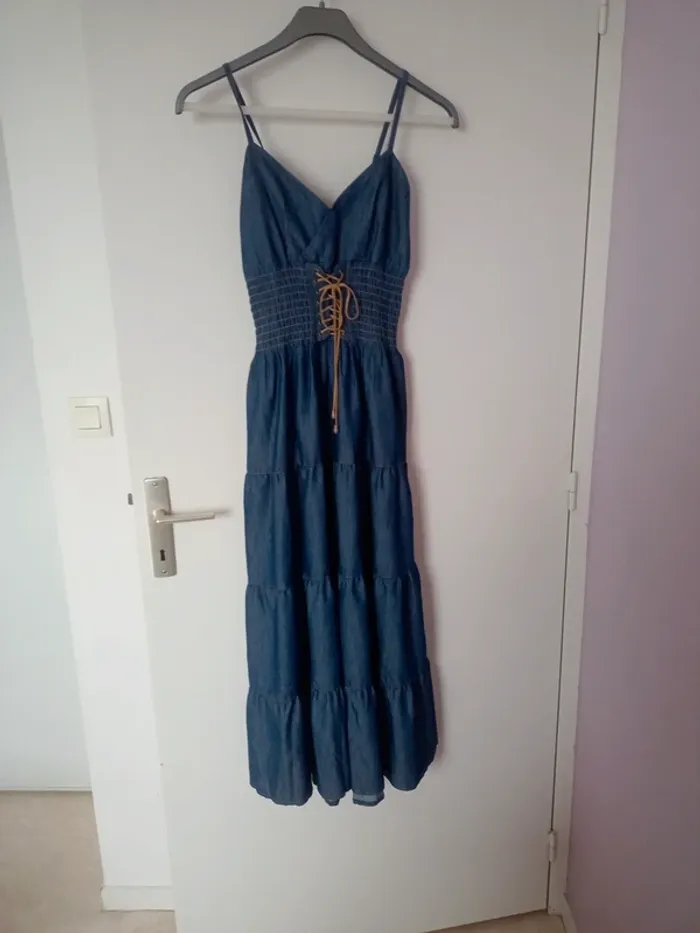 Magnifique robe en jean et lacet cuir