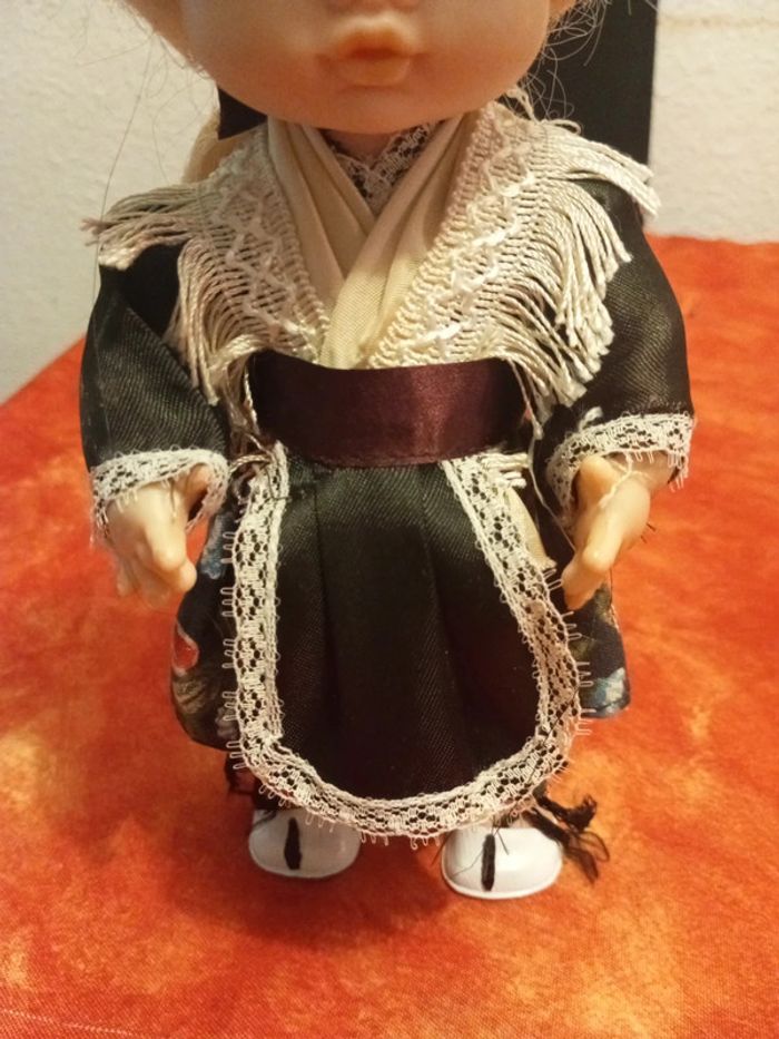 Poupée vintage blonde avec robe fleurie, châle et tablier - photo numéro 4