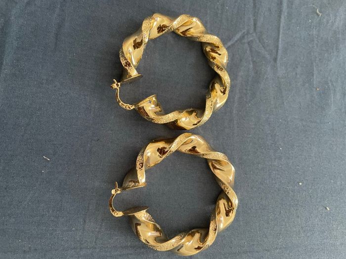 Boucles d’oreilles créoles torsadées dorées – avec pochette