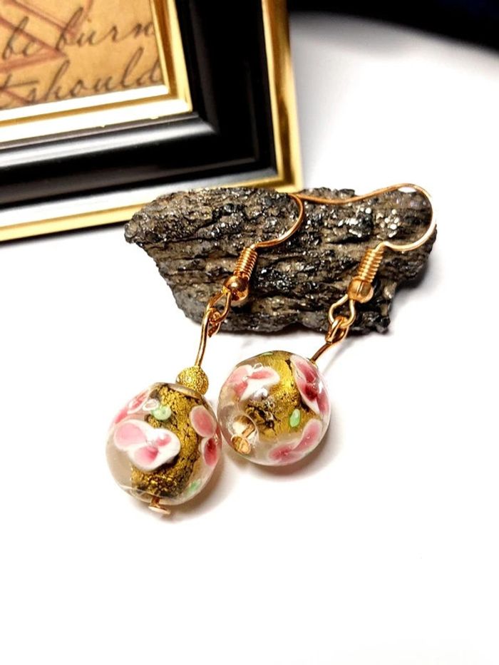 Magnifique paire de boucles d'oreilles pendantes en verre perles - photo numéro 3