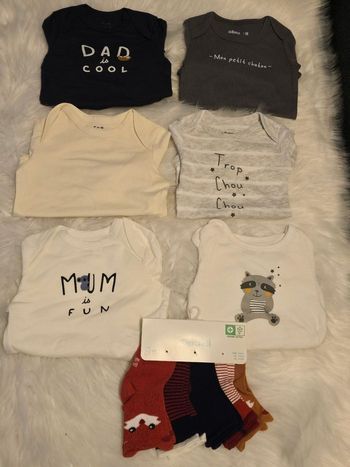 NEUFS!!!  (non portés)🤩👍💙superbe lot  bodies et chaussettes 6 MOIS GARÇON 💙💙💙