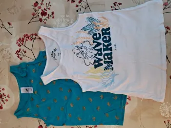Lot de 2 beaux tee-shirt / débardeurs 🏷 Ariel Disney et C&a - T 8 ans